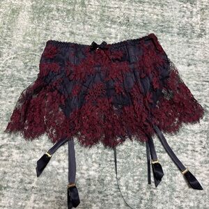 Carline garter skirt